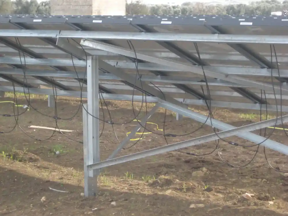 Dettaglio allaccio pannello fotovoltaico