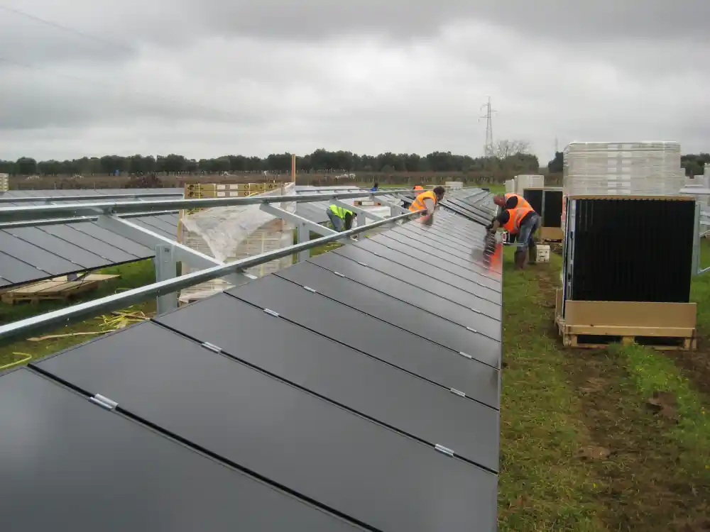 Tecnici durante installazione fotovoltaico