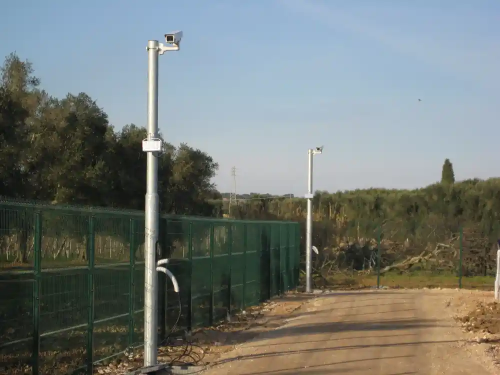 Montaggio pali recinzione